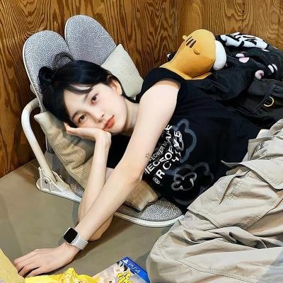 泳池里的男孩